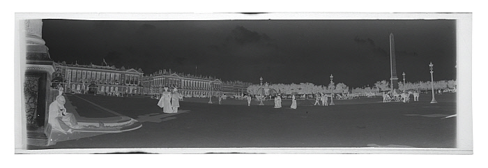 Strollers in the Place de la Concorde