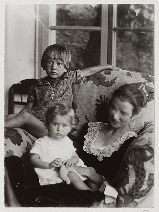 Portrait of Peggy Guggenheim with daughter Peggine and son Sinbad