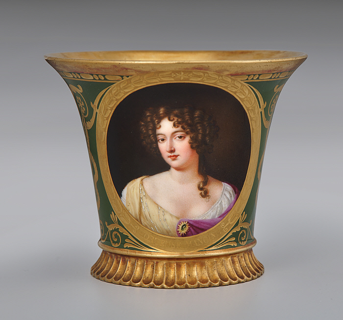 Cup (tasse Jasmin à pied cannelé, 1st size) with portrait of Hortense Mancini, Duchess de Mazarin (1646-1699) Slider Image 1