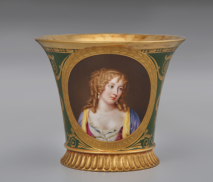 Cup (tasse Jasmin à pied cannelé, 1st size) with portrait of Françoise-Marguerite de Sévigné, Comtesse de Grignan (1646-1705) Slider Image 1