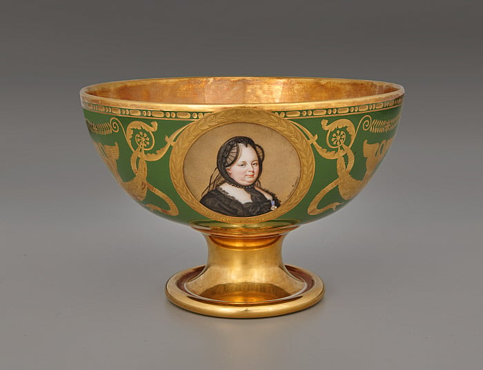 Bowl (jatte à fruits hémisphérique) with portraits of Catherine the Great of Russia (1729-1796), Maria Theresa of Austria (1717-1780), and Blanche of Castille (1188-1252) Slider Image 1