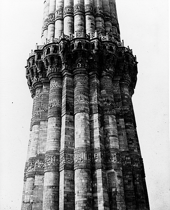 The Kútub Minar, showing the carving on the first gallery