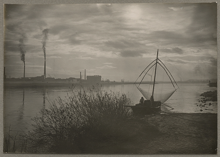 Pêcheur et usine sur la Seine en Normandie