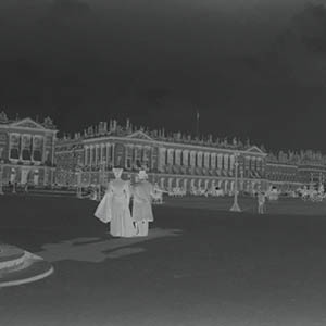 Strollers in the Place de la Concorde