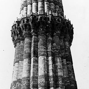 The Kútub Minar, showing the carving on the first gallery