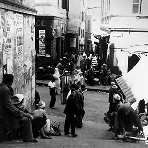 Street Crossing in Market