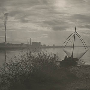 Pêcheur et usine sur la Seine en Normandie